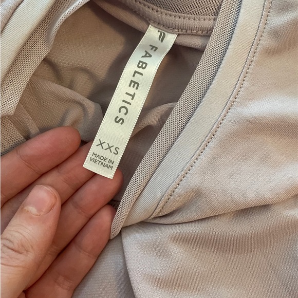 Women’s pink  Fabletics top with open back - Picture 3 of 4